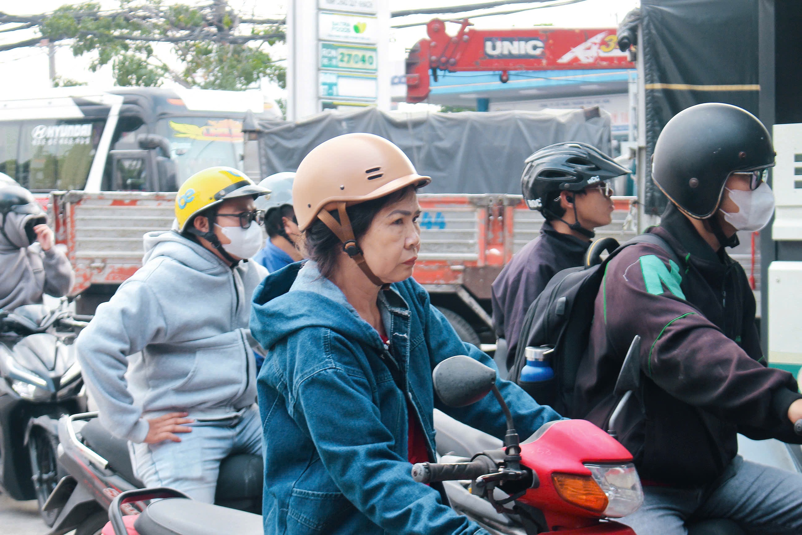 Cây xăng đông nghẹt người dân xếp hàng chờ đổ giữa trưa 6 TPHCM: Cây xăng đông nghẹt người dân xếp hàng chờ đổ giữa trưa - Ảnh 6.