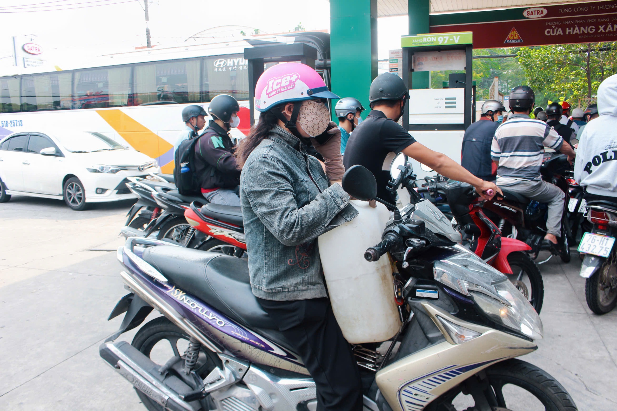 Cây xăng đông nghẹt người dân xếp hàng chờ đổ giữa trưa 7 TPHCM: Cây xăng đông nghẹt người dân xếp hàng chờ đổ giữa trưa - Ảnh 7.