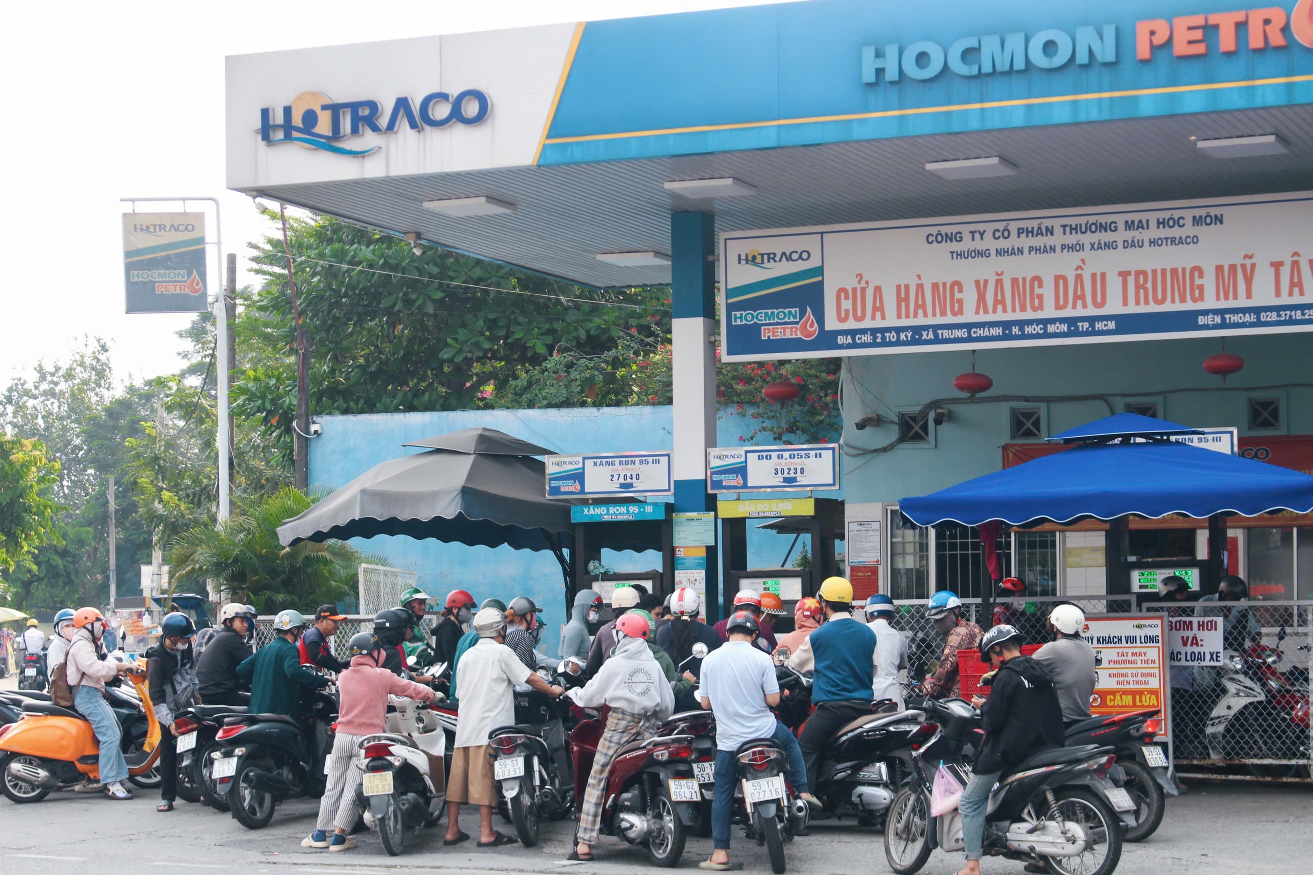 Cây xăng đông nghẹt người dân xếp hàng chờ đổ giữa trưa 9 TPHCM: Cây xăng đông nghẹt người dân xếp hàng chờ đổ giữa trưa - Ảnh 9.