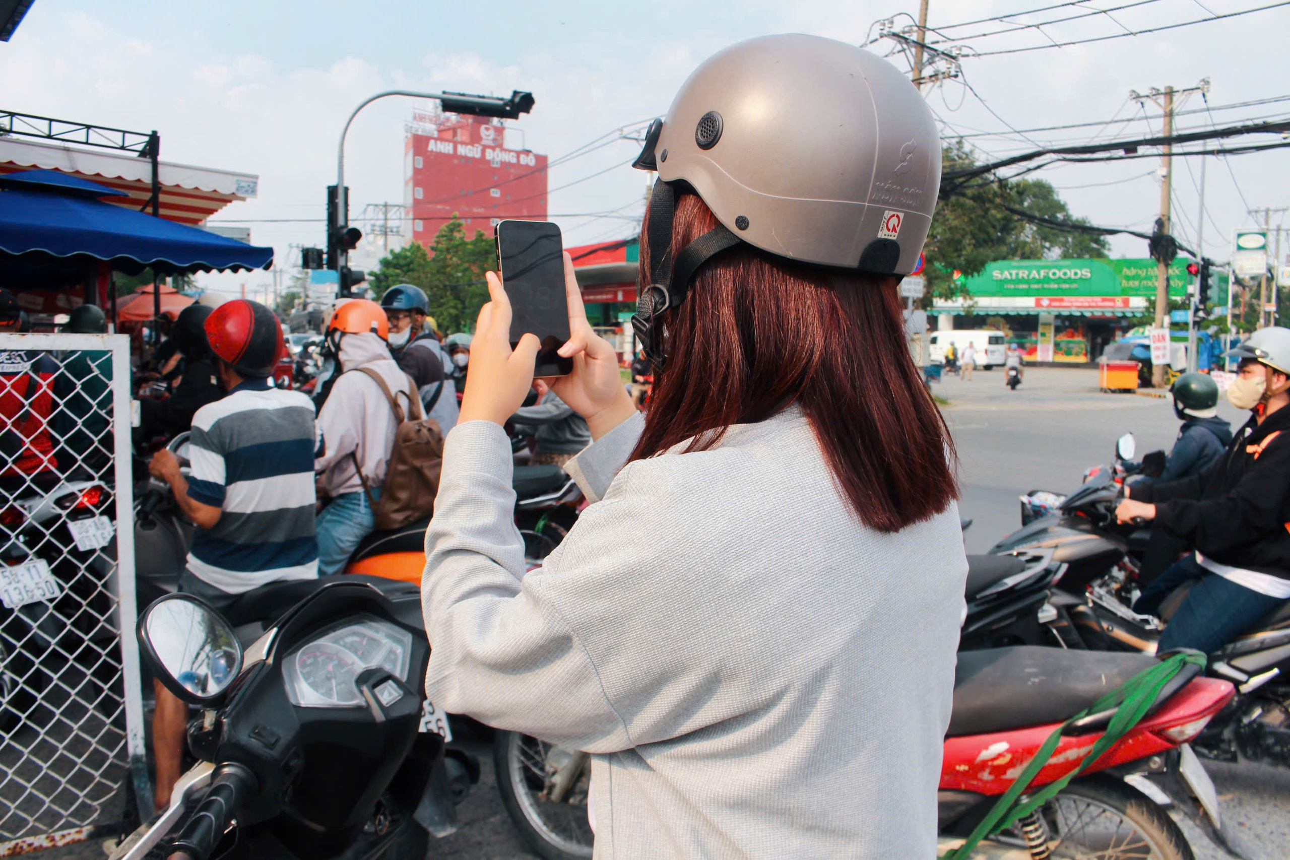 Cây xăng đông nghẹt người dân xếp hàng chờ đổ giữa trưa 10 TPHCM: Cây xăng đông nghẹt người dân xếp hàng chờ đổ giữa trưa - Ảnh 10.