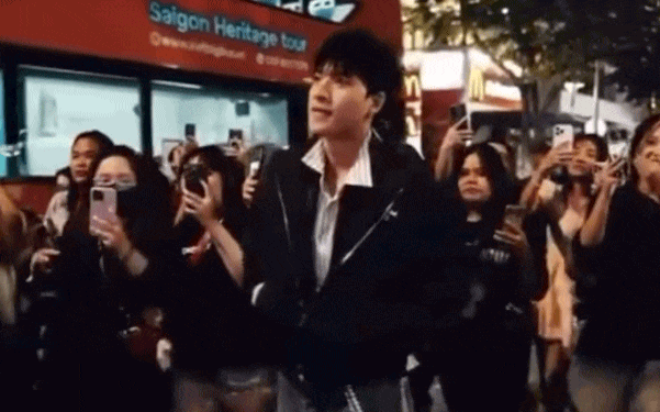 HIEUTHUHAI đánh úp cả đám đông ùa ra phố đi bộ, bị bảo an “tuýt còi”- Ảnh 2.