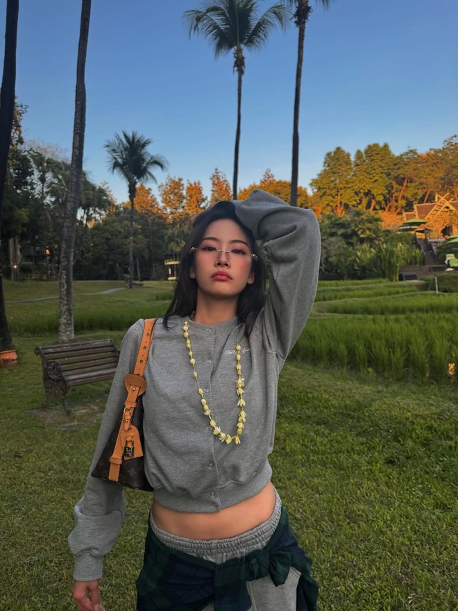 Áo cardigan mỏng giúp hoàn thiện phong cách thời trang trong ngày giao mùa- Ảnh 3.