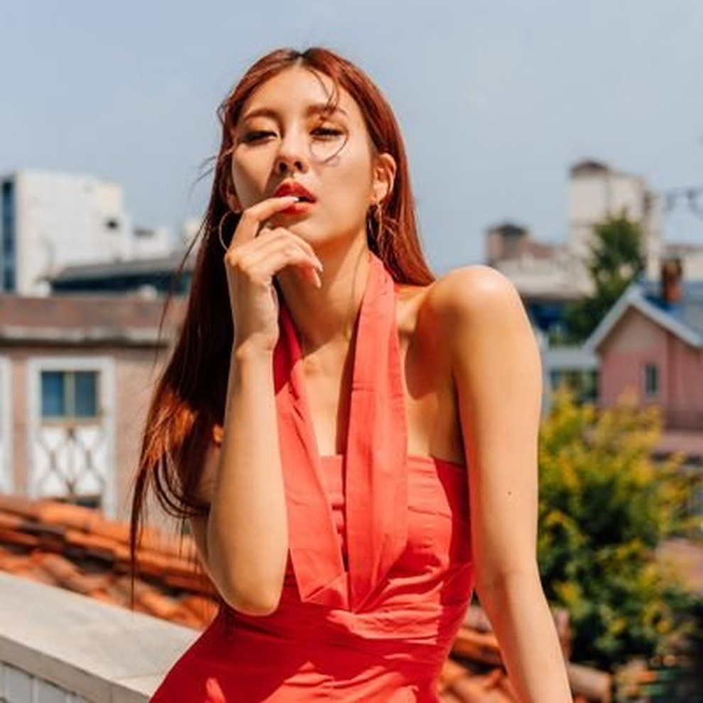 Nữ ca sĩ xinh đẹp hẹn hò cầu thủ U70 đáng tuổi bố, chỉ hơn mẹ cô 4 tuổi gây chú ý- Ảnh 4.