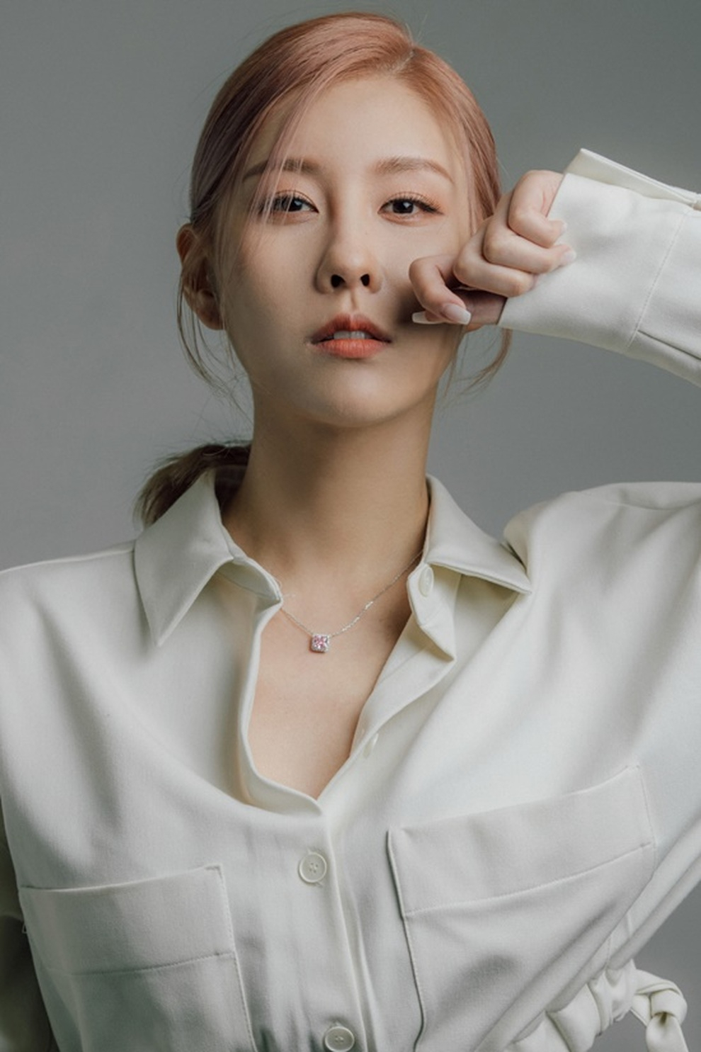 Nữ ca sĩ xinh đẹp hẹn hò cầu thủ U70 đáng tuổi bố, chỉ hơn mẹ cô 4 tuổi gây chú ý- Ảnh 5.