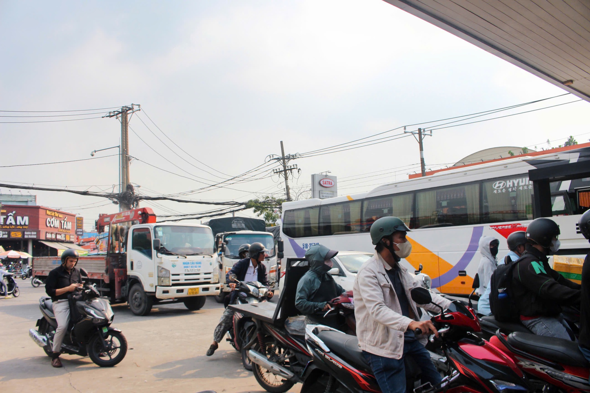 Giữa trưa, cây xăng ở TP HCM ken kín người chờ đổ xăng- Ảnh 3. Giữa trưa, cây xăng ở TP HCM ken kín người chờ đổ xăng- Ảnh 3.