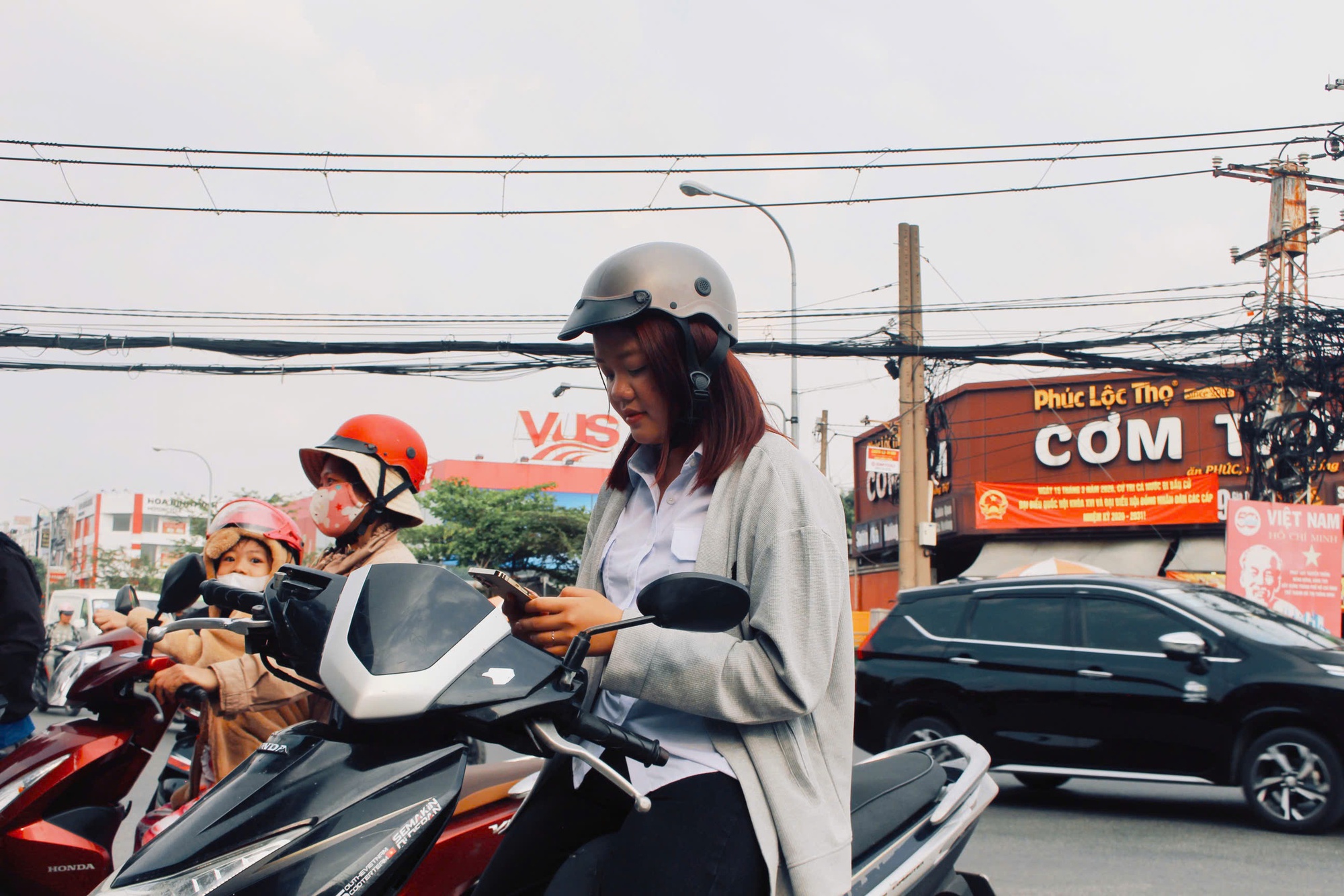 Giữa trưa, cây xăng ở TP HCM ken kín người chờ đổ xăng- Ảnh 11. Giữa trưa, cây xăng ở TP HCM ken kín người chờ đổ xăng- Ảnh 11.