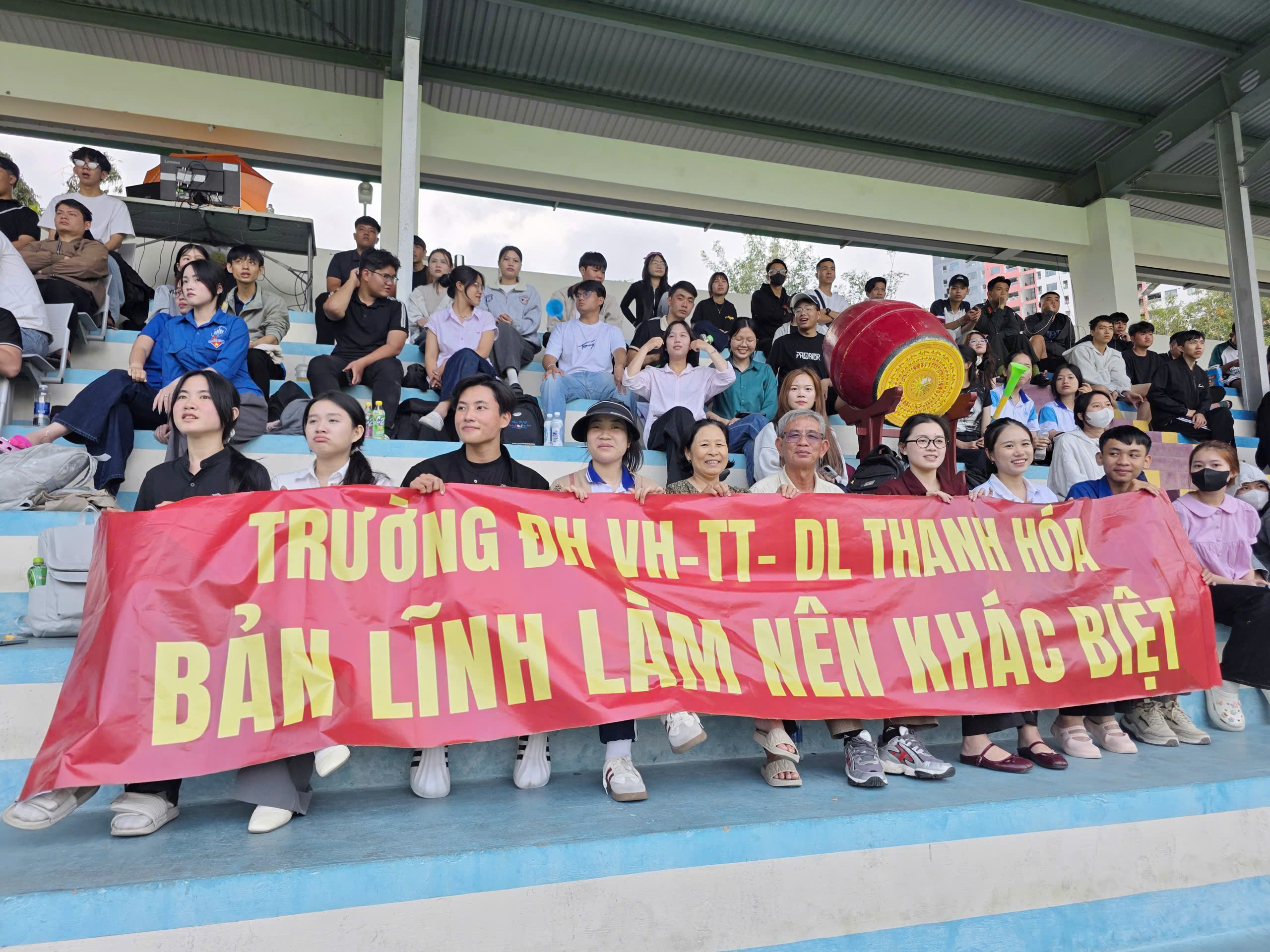 TNSV THACO cup 2026: Ông bà vượt 1.200 km đến Nha Trang cổ vũ cháu trai- Ảnh 2. TNSV THACO cup 2026: Ông bà vượt 1.200 km đến Nha Trang cổ vũ cháu trai- Ảnh 2.