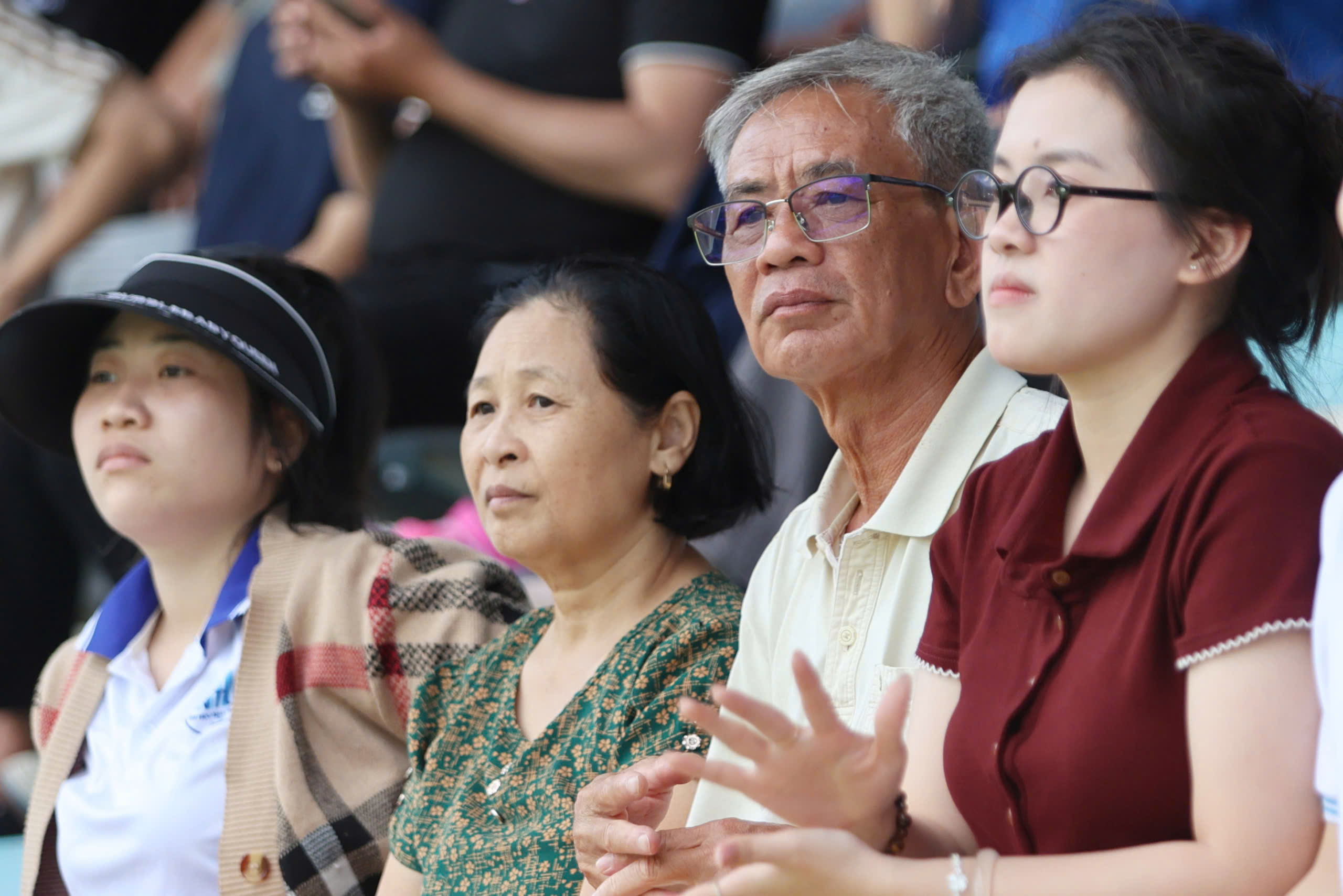 TNSV THACO cup 2026: Ông bà vượt 1.200 km đến Nha Trang cổ vũ cháu trai- Ảnh 3. TNSV THACO cup 2026: Ông bà vượt 1.200 km đến Nha Trang cổ vũ cháu trai- Ảnh 3.