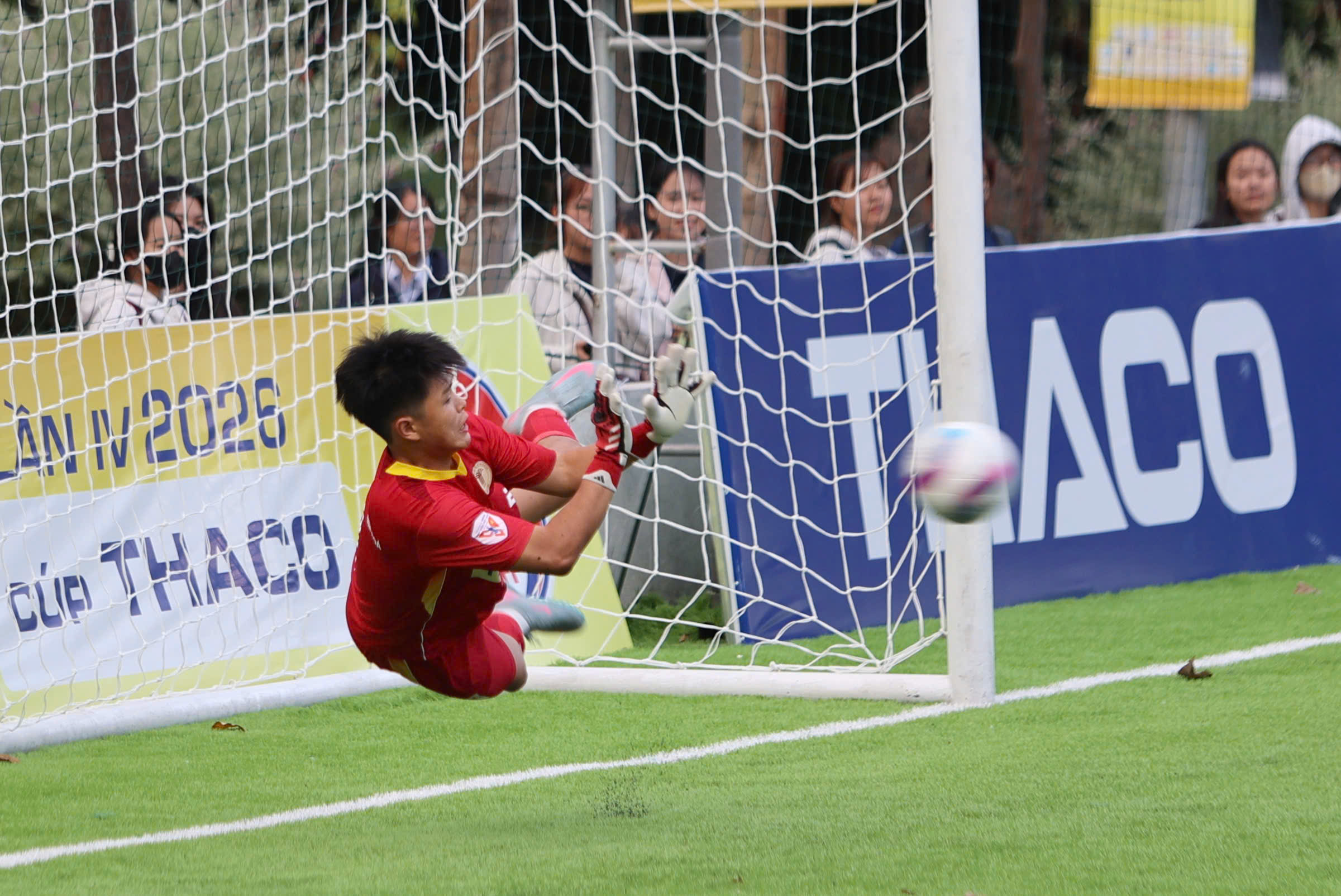 TNSV THACO cup 2026: Ông bà vượt 1.200 km đến Nha Trang cổ vũ cháu trai- Ảnh 4. TNSV THACO cup 2026: Ông bà vượt 1.200 km đến Nha Trang cổ vũ cháu trai- Ảnh 4.