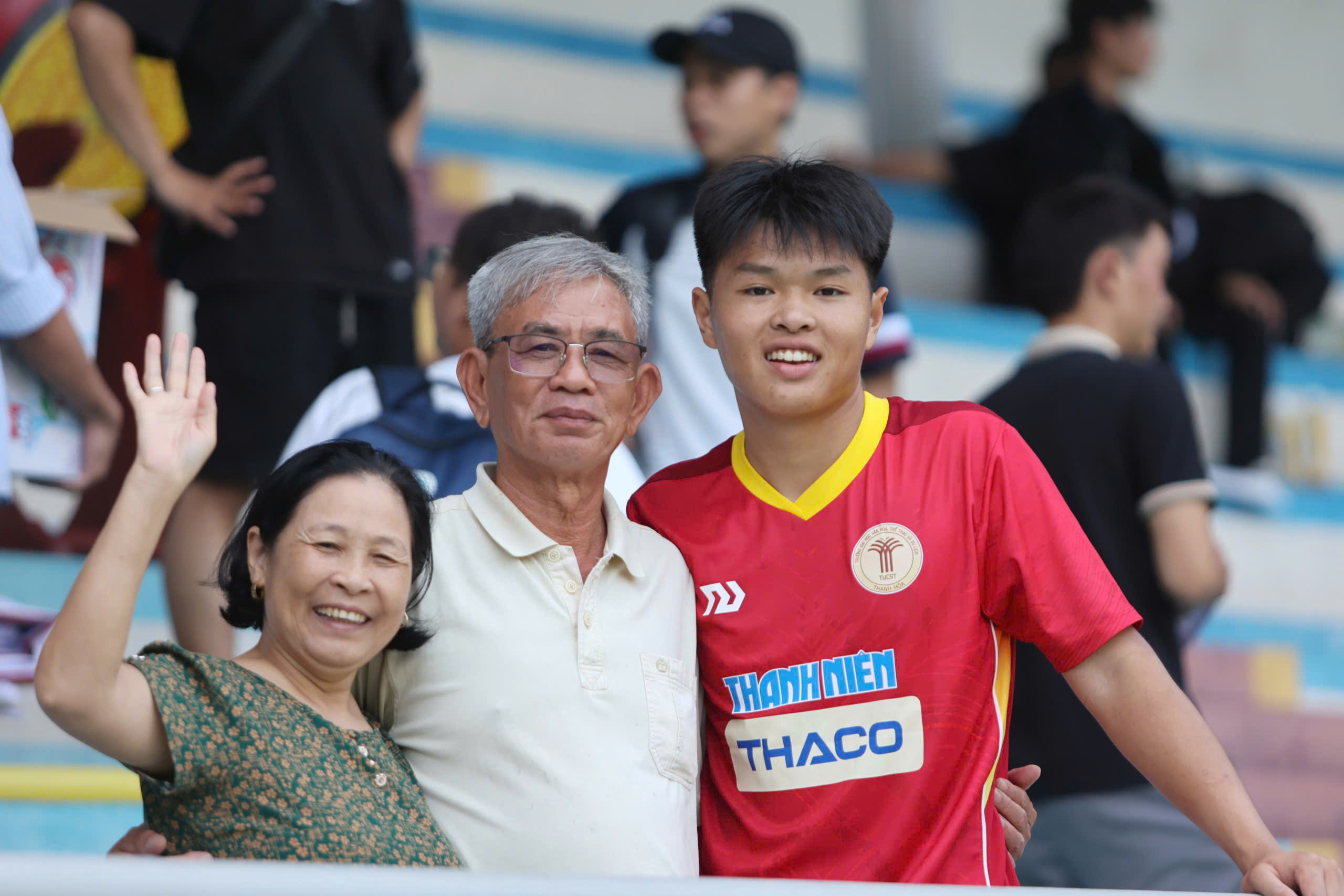 TNSV THACO cup 2026: Ông bà vượt 1.200 km đến Nha Trang cổ vũ cháu trai- Ảnh 6. TNSV THACO cup 2026: Ông bà vượt 1.200 km đến Nha Trang cổ vũ cháu trai- Ảnh 6.