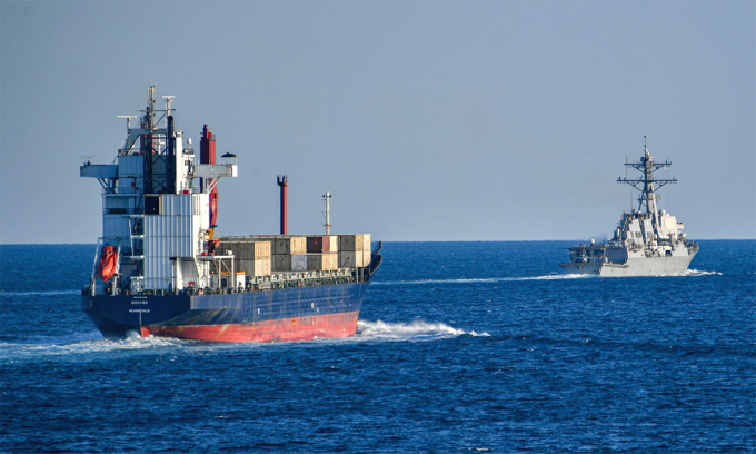 Khu trục hạm USS Lassen hộ tống tàu container Tomahawk qua eo biển Hormuz tháng 11/2019. Ảnh: US Navy