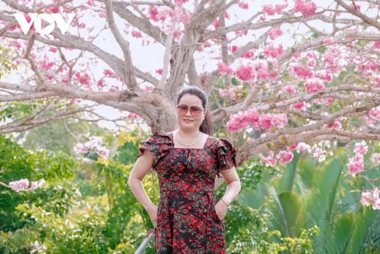 Sức hút của con đường không chỉ đến từ sắc hoa kèn hồng rực rỡ mà còn nằm ở nhịp sống chậm rãi của vùng quê. Với những du khách như chị Đặng Thị Lệ (ngụ Đồng Tháp), sự cộng hưởng giữa thiên nhiên và không gian yên bình chính là điểm nhấn khác biệt nhất.