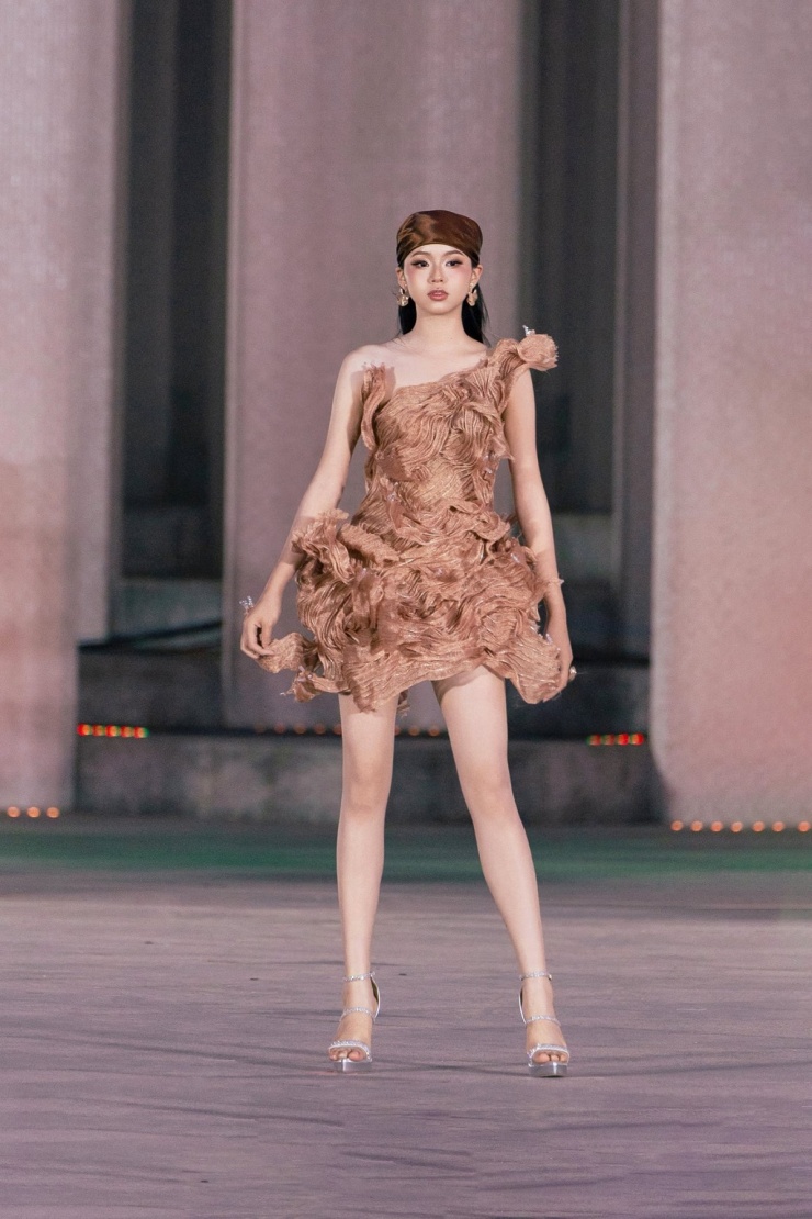 Phạm Thùy Dung trình diễn trong bộ sưu tập 'Equinox - Giao thời hoàng kim' của nhà thiết kế Thanh Hương Bùi tại Tháp Tam Thắng hôm 13/12, trong khuôn khổ Vietnam Beauty Fashion Fest XIII.