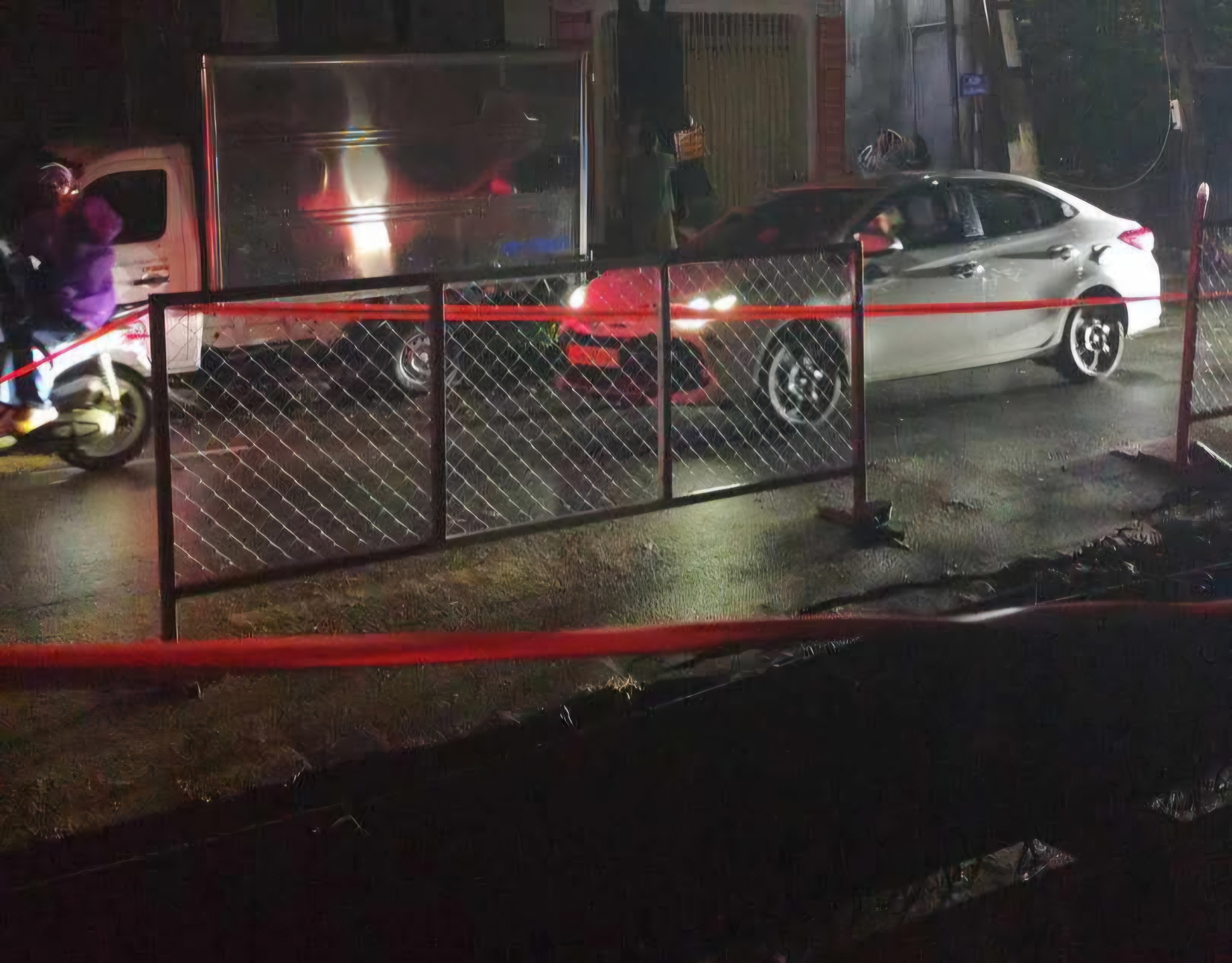 Cây cổ thụ bật gốc đè nhà dân, lo ngại do đào đường thi công dự án- Ảnh 3.