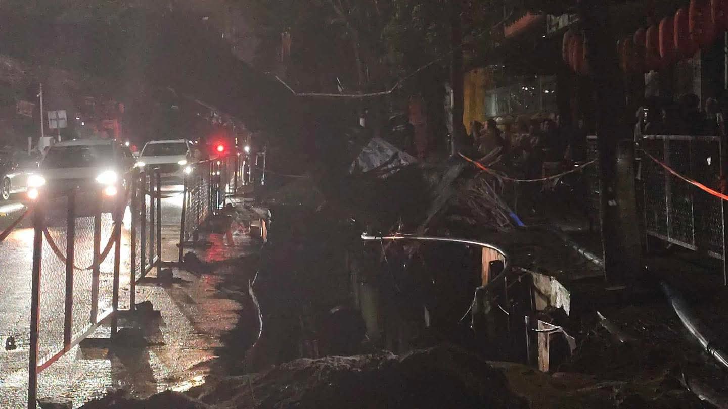 Cây cổ thụ bật gốc đè nhà dân, lo ngại do đào đường thi công dự án- Ảnh 4.