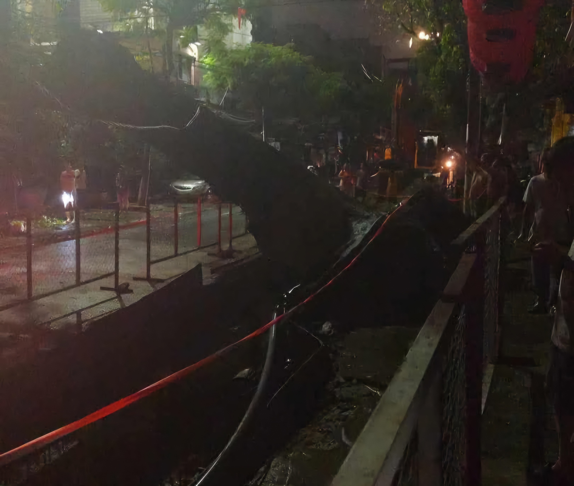 Cây cổ thụ bật gốc đè nhà dân, lo ngại do đào đường thi công dự án- Ảnh 5.