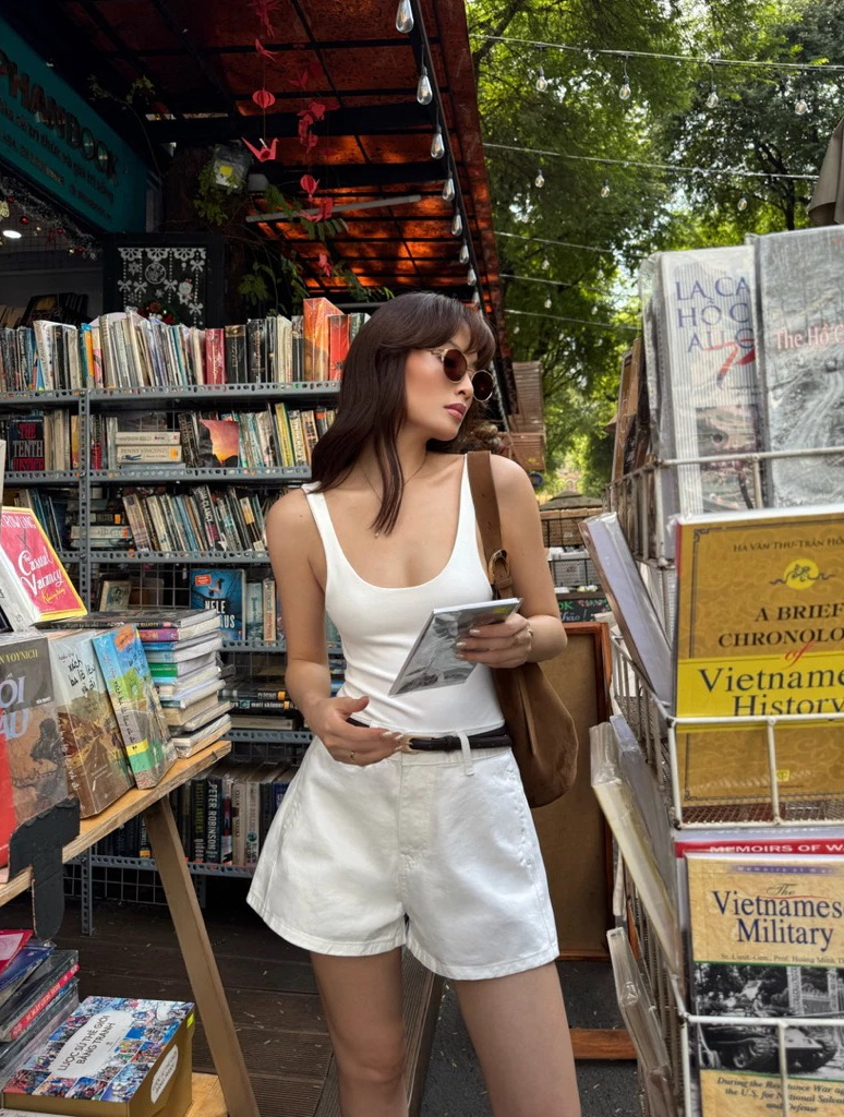 Mỹ nữ chỉ diện áo sơ mi + quần short mà 