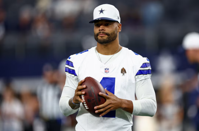 Dak Prescott trước trận Dallas Cowboys gặp Atlanta Falcons tại Sân vận động AT&T, Arlington, Texas, Mỹ ngày 22/8/2025. Ảnh: Reuters