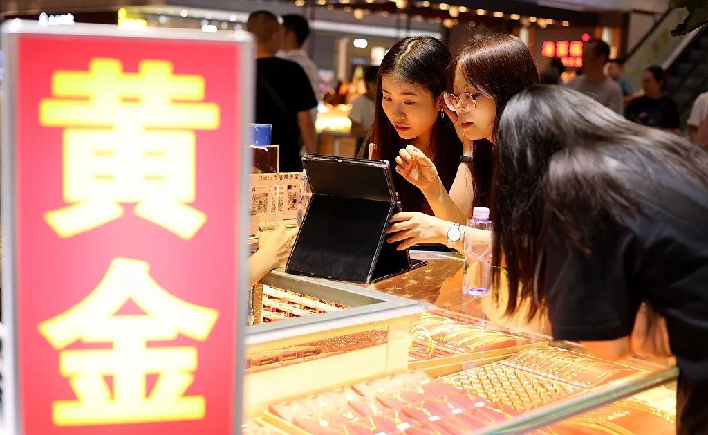 Có lương là đi mua vàng: Phải cầm được vàng trong tay, chi tiêu mua sắm gì cũng xếp sau vàng hết- Ảnh 2.