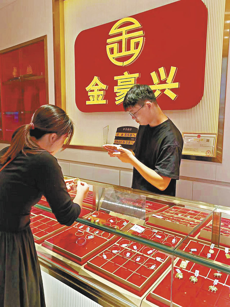 Có lương là đi mua vàng: Phải cầm được vàng trong tay, chi tiêu mua sắm gì cũng xếp sau vàng hết- Ảnh 3.