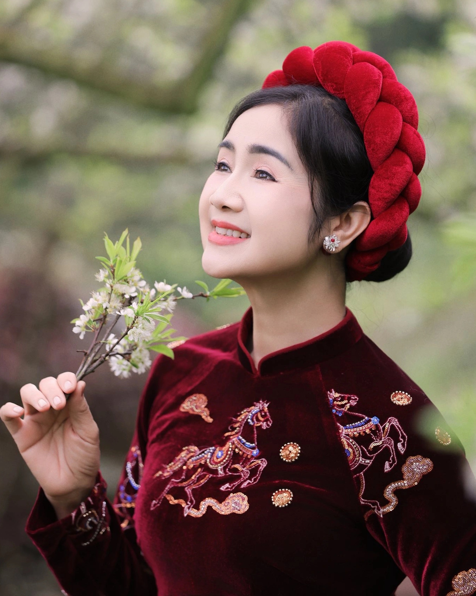 Nhan sắc trẻ đẹp không ngờ của nữ hoàng ảnh lịch Thu Hà ở tuổi U60 - 7