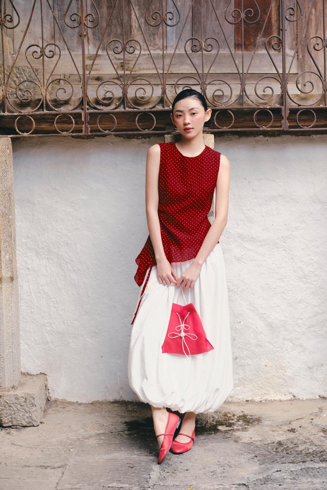 Họa tiết chấm bi trở lại ‘ngôi đầu’ xu hướng xuân hè 2026  - Ảnh 5.