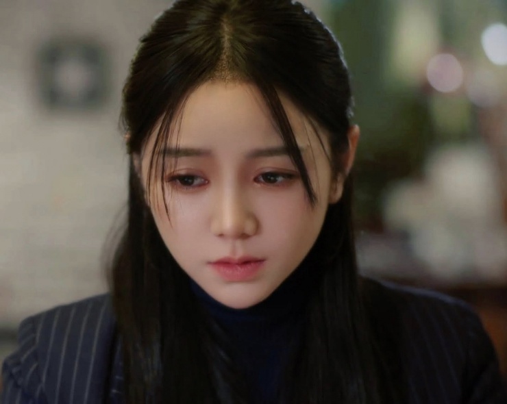 Thương là chị cả trong một gia đình có 3 chị em mồ côi cả cha lẫn mẹ trong 1 tai nạn bất ngờ chỉ còn lại bà ngoại. Dù đã tốt nghiệp đại học sư phạm với tấm bằng giỏi nhưng Thương vẫn lận đận, mãi mới xin vào làm hợp đồng tại 1  trường cấp 2. Để có tiền mưu sinh, lo cho em gái học năm 3 đại học và em trai học lớp 11, Thương ngoài đi dạy còn phải làm nhiều công việc khác.  