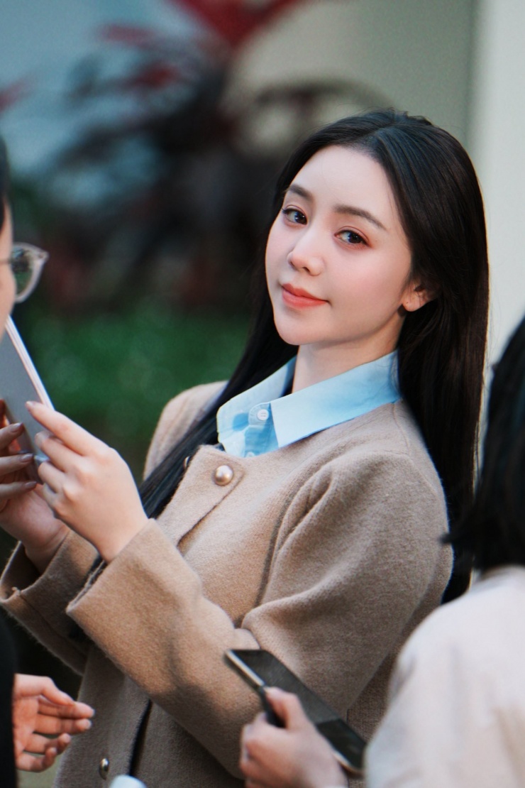 Sau vai diễn gây tranh cãi trong "Gió ngang khoảng trời xanh", Quỳnh Kool lại chiếm được cảm tình của khán giả nhờ vai cô gái quê nghèo chịu thương chịu khó trong "Bước chân vào đời". 