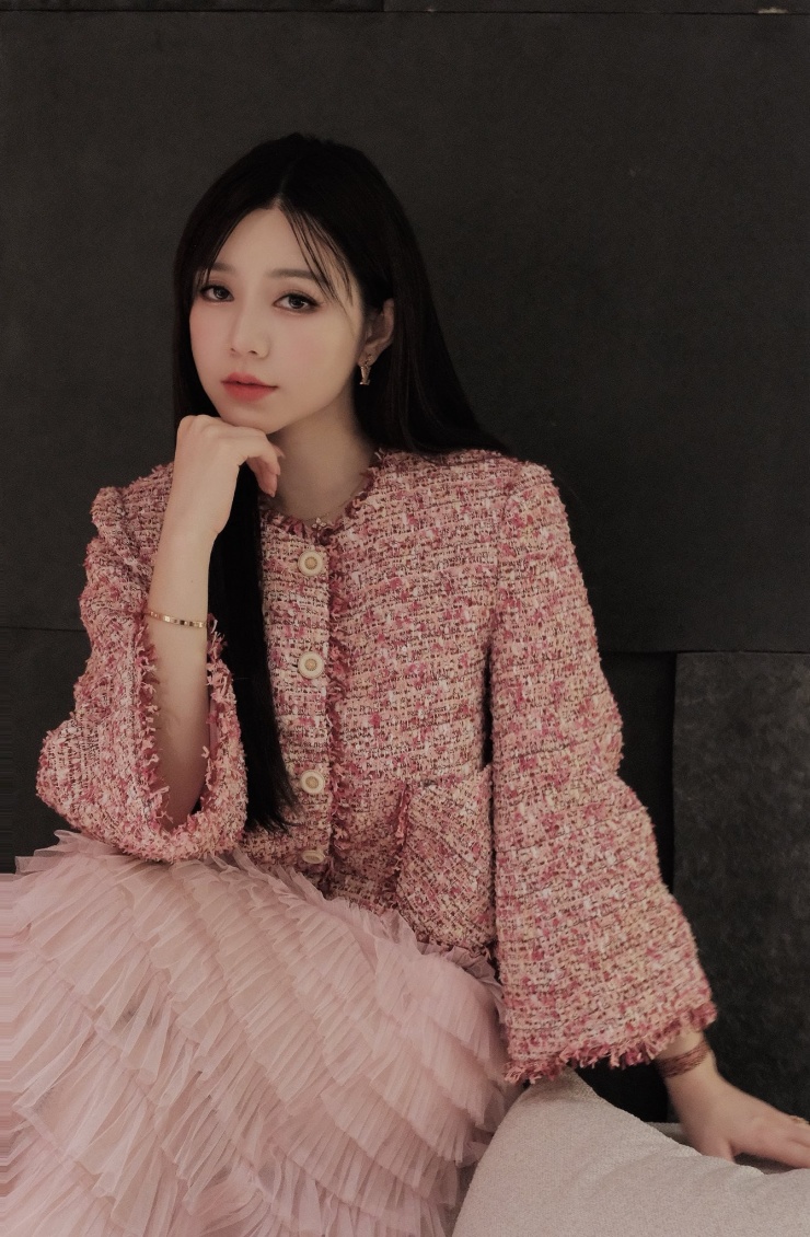 Từng gây tranh cãi khi thủ vai tiểu thư nhà giàu trong "Hướng dương ngược nắng" hay cô vợ đỏng đảnh ở "Gió ngang khoảng trời xanh" nhưng khi Quỳnh Kool đóng vai cô giáo nghèo vượt khó trong "Bước chân vào đời", khán giả thay đổi dành nhiều lời khen.