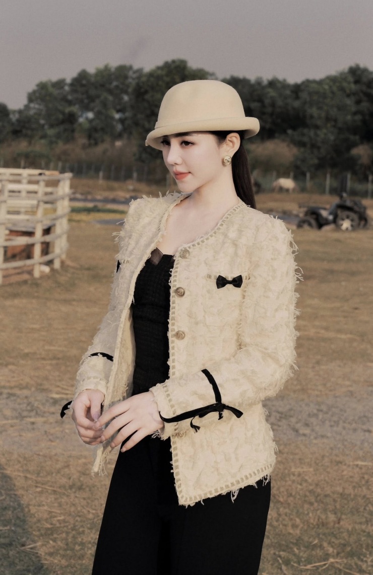 Ngoài đời Quỳnh Kool theo đuổi phong cách thời trang trưởng thành, nữ tính và sang chảnh đối lập với vai Thương trong  phim VTV "Bước chân vào đời" đang phát sóng. 