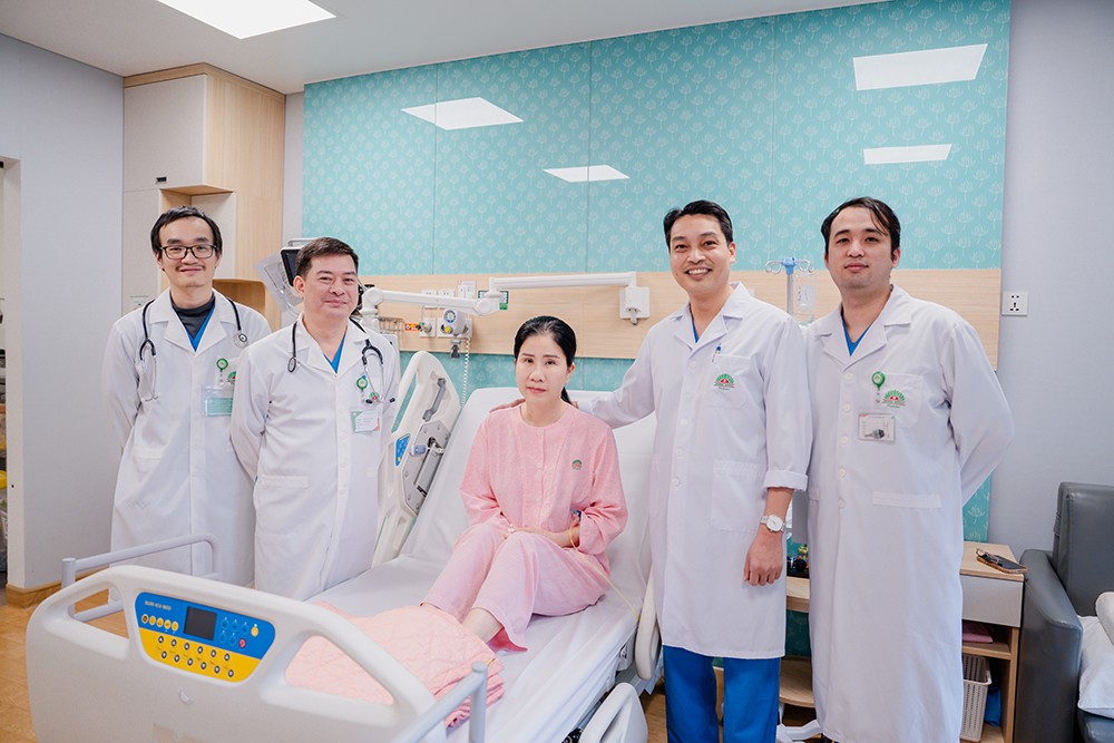 Người bệnh chụp ảnh với ekip bác sĩ BVĐK Hồng Ngọc - Phúc Trường Minh