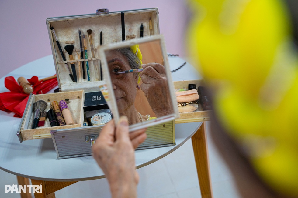 Tôi bán nhà, mang hết váy áo, đạo cụ múa vào viện dưỡng lão ở tuổi 80 - 7