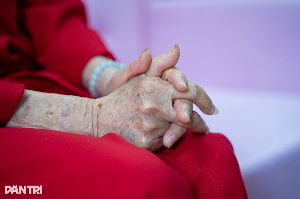 Tôi bán nhà, mang hết váy áo, đạo cụ múa vào viện dưỡng lão ở tuổi 80 - 8