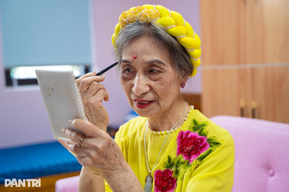 Tôi bán nhà, mang hết váy áo, đạo cụ múa vào viện dưỡng lão ở tuổi 80 - 9