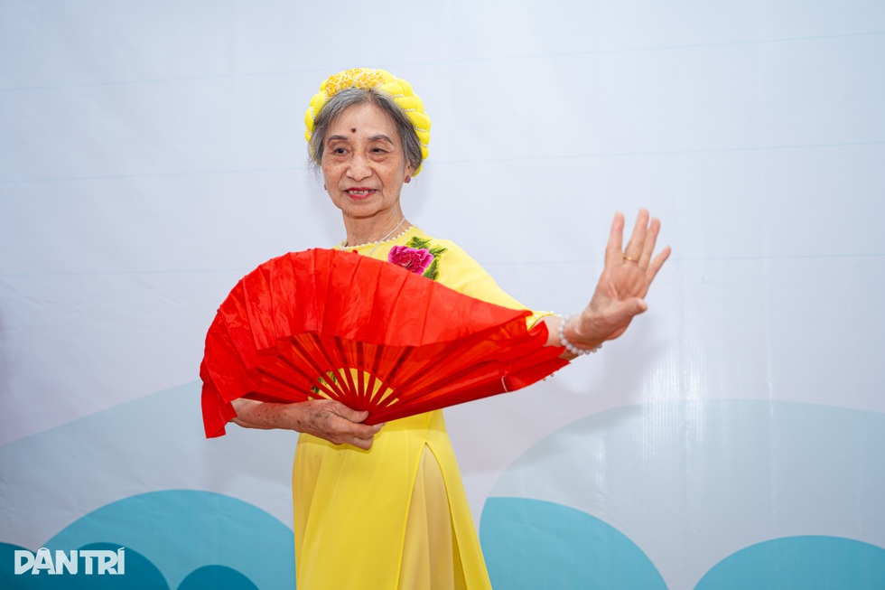 Tôi bán nhà, mang hết váy áo, đạo cụ múa vào viện dưỡng lão ở tuổi 80 - 10