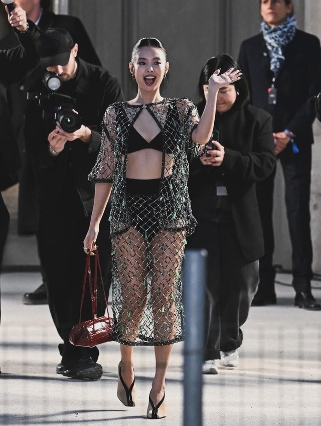 Jennie (BLACKPINK) sang chảnh “chấn động” tại Paris Fashion Week