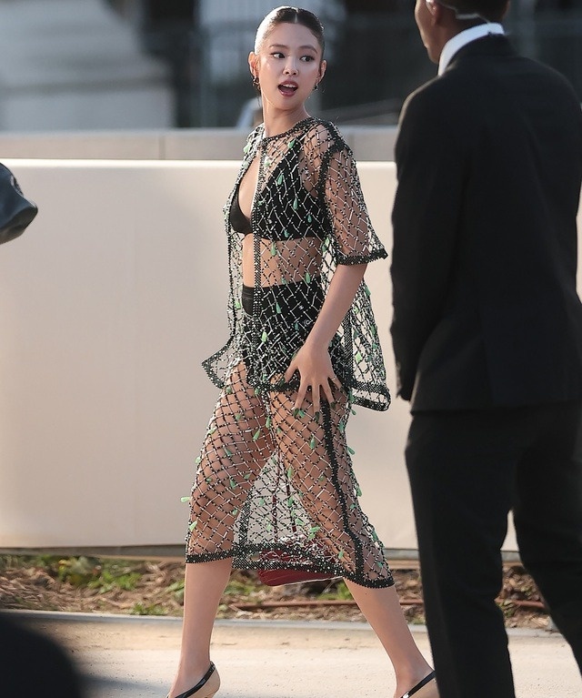 Jennie (BLACKPINK) sang chảnh “chấn động” tại Paris Fashion Week