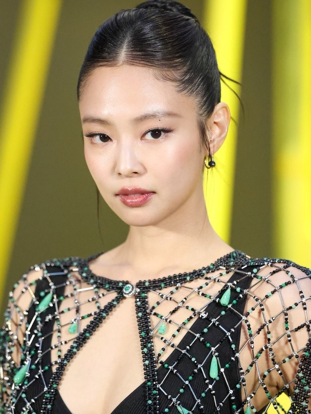 Jennie (BLACKPINK) sang chảnh “chấn động” tại Paris Fashion Week