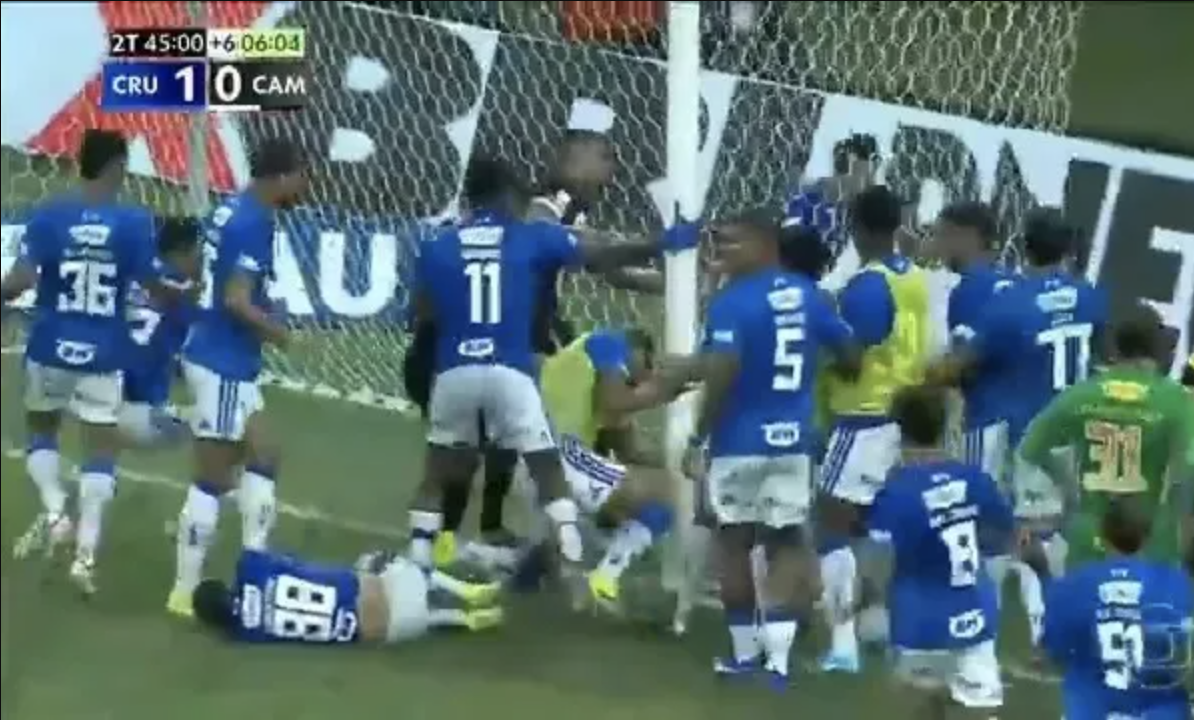 Hỗn chiến ở chung kết bóng đá Brazil: 23 cầu thủ nhận thẻ đỏ sốc - Ảnh 2.