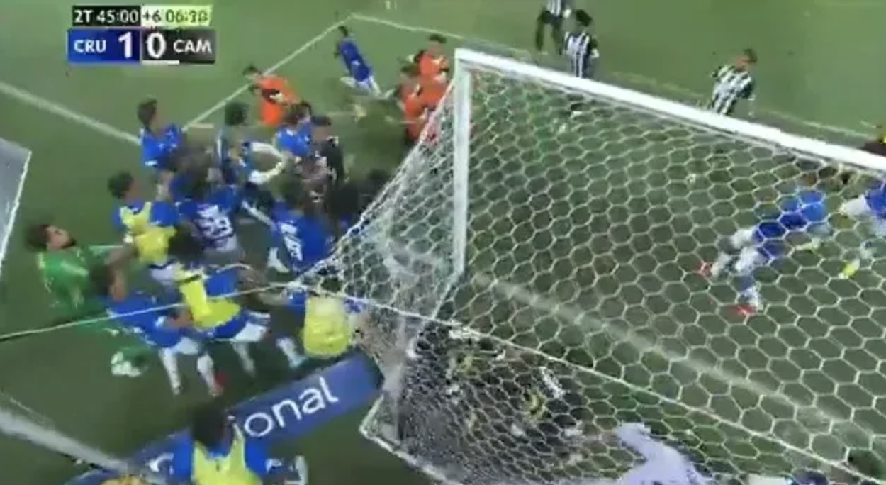 Hỗn chiến ở chung kết bóng đá Brazil: 23 cầu thủ nhận thẻ đỏ sốc - Ảnh 3.