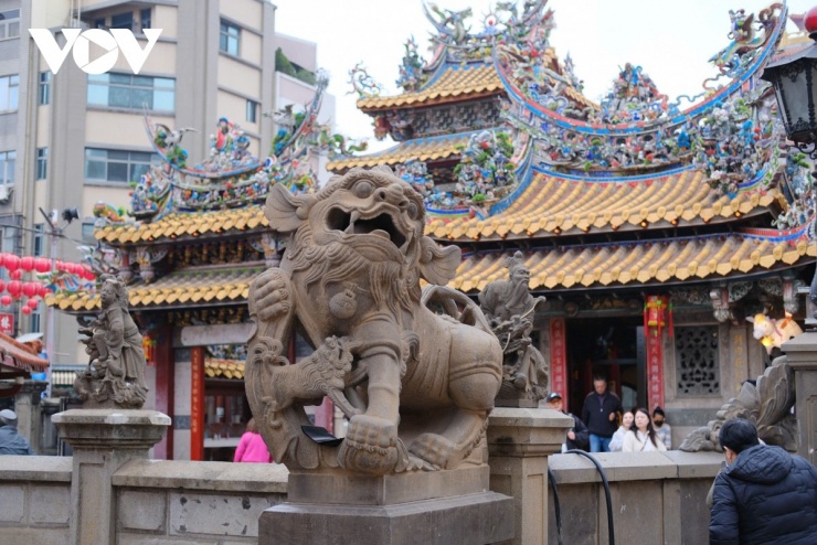 Trải qua nhiều lần mở rộng và trùng tu, đặc biệt là các đợt xây dựng lớn vào cuối thế kỷ XIX, đầu thế kỷ XX và giai đoạn 1959–1963, Triều Thiên Cung ngày nay trở thành một quần thể kiến trúc tôn giáo quy mô, mang đậm phong cách truyền thống Trung Hoa.