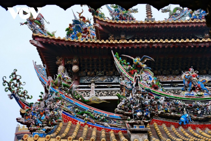 Trên đỉnh mái, những bức phù điêu gốm ghép tinh xảo – kỹ thuật trang trí truyền thống gọi là jiǎnnián – tạo nên vẻ rực rỡ và sống động, đặc biệt khi ánh nắng chiếu vào làm nổi bật từng mảnh gốm men.