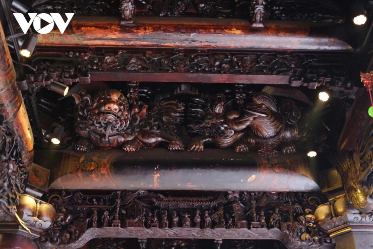 Bên trong miếu, hệ thống cột gỗ và xà nhà được chạm khắc dày đặc các họa tiết truyền thống. Những bức chạm rồng uốn lượn quanh cột, các mảng phù điêu mô tả thần thoại hay hoa văn mây nước đều được thực hiện với kỹ thuật tinh vi của các nghệ nhân xưa. Nhiều tác phẩm điêu khắc gỗ tại đây đã tồn tại hàng trăm năm, trở thành những di vật nghệ thuật quý giá.