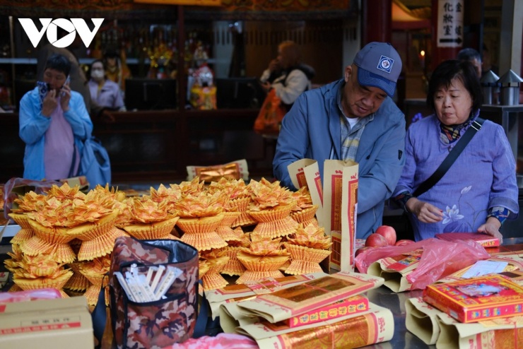 Con phố trước miếu vẫn còn lưu giữ nhiều ngôi nhà cổ từ thời Nhật Bản chiếm đóng hoặc đầu thời kỳ Trung Hoa Dân Quốc. Nơi đây tập trung nhiều cửa hàng bán đồ lưu niệm, đặc sản truyền thống và các món ăn vặt địa phương, tạo nên bầu không khí nhộn nhịp đặc trưng của các phố cổ Đài Loan.