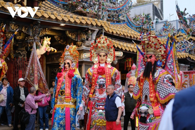 Trong dịp này, tượng Ma Tổ được rước qua các con phố trong những đoàn diễu hành lớn với tiếng trống, chiêng, pháo và nhạc lễ truyền thống. Nhiều tín đồ tin rằng việc đi theo đoàn rước sẽ mang lại may mắn và bình an.