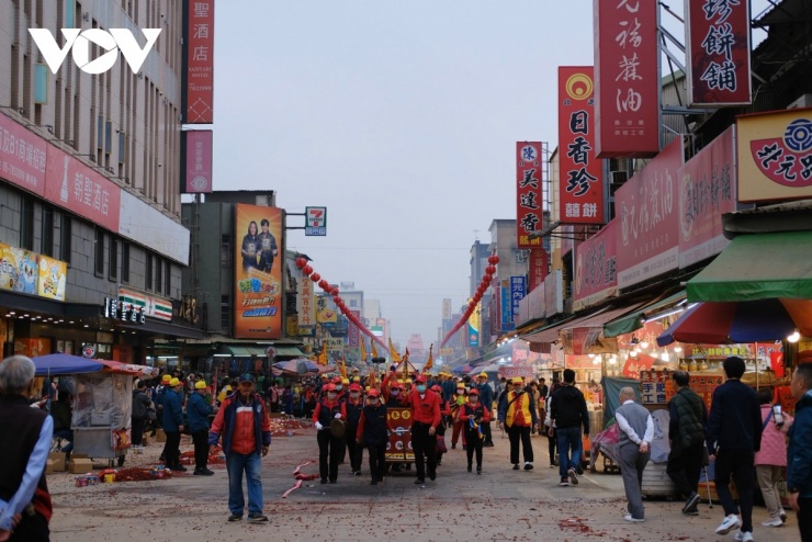 Trong những ngày này, khu vực quanh miếu gần như không ngủ. Các đoàn rước kiệu Ma Tổ đi qua những con phố chật kín người, tiếng trống, tiếng chiêng và nhạc lễ vang lên liên hồi.