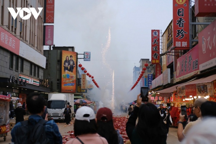 Điểm đặc biệt gây ấn tượng mạnh với du khách là nghi thức đốt pháo dày đặc. Dọc các con phố dẫn về miếu, từng dải pháo đỏ được treo dài trước cửa nhà và cửa hàng.