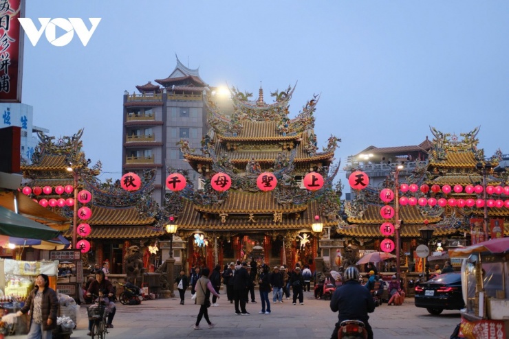 Vì vậy, càng nhiều pháo nổ thì càng thể hiện lòng thành của tín đồ. Không khí lễ hội vì thế luôn rộn ràng, náo nhiệt, với sắc đỏ của giấy pháo phủ kín mặt đường, trở thành một hình ảnh rất đặc trưng của mùa lễ hội Ma Tổ ở Bắc Cảng.