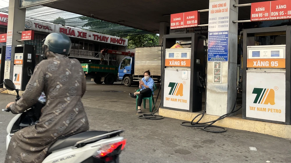 cửa hàng xăng 1.jpg