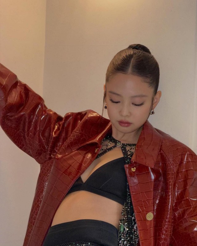 Jennie ở show Chanel: Hở bạo đến từng milimet, tự tung ảnh ôm ấp trai lạ khiến cõi mạng dậy sóng- Ảnh 3.